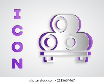 Cortar papel Sushi en el icono de la tabla de corte aislado en fondo gris. Sushi de comida asiática en tablero de madera. Estilo de arte de papel. Vector