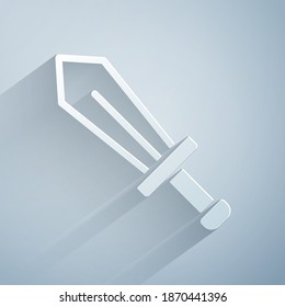 Recorte de papel Sword para el icono de juego aislado en fondo gris. Estilo de arte de papel. Vector