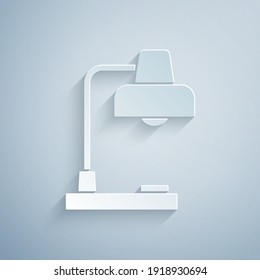 Icono de la lámpara de la mesa de corte de papel aislado en fondo gris. Lámpara de escritorio. Estilo de arte de papel. Vector.