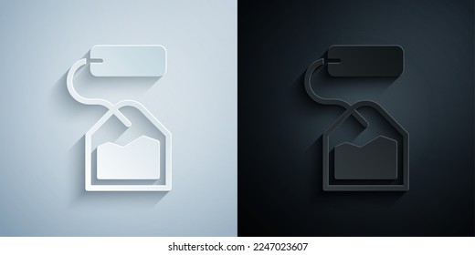 Cortado de papel Icono de la bolsa de té aislado en fondo gris y negro. Estilo de arte de papel. Vector