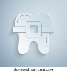 Cortar papel Dientes con el icono de las llaves aisladas en el fondo gris. Alineación del mordisco de los dientes, fila dental con llaves. Concepto dental. Estilo de arte de papel. Vector.