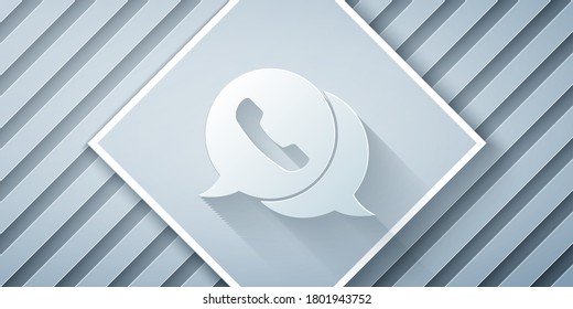Cortar papel Teléfono con un icono de chat de burbuja de voz aislado en fondo gris. Asistencia al cliente, línea directa, centro de llamadas, faq. Estilo de arte de papel. Ilustración vectorial