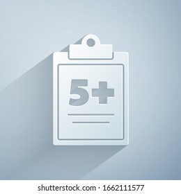 Icono de prueba o hoja de examen aislado en fondo gris. Papel de prueba, examen o concepto de encuesta. Estilo de arte de papel. Ilustración vectorial