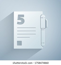Corte de papel Prueba o hoja de examen e icono de lápiz aislados en fondo gris. Prueba, examen o concepto de encuesta. Estilo de arte de papel. Ilustración vectorial