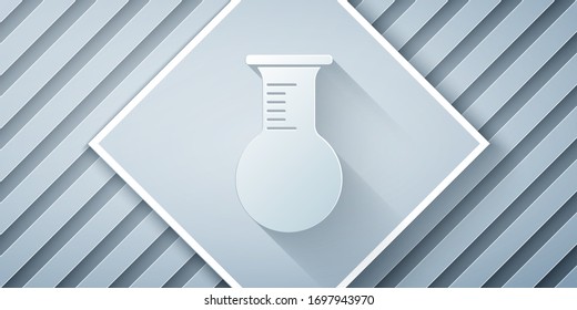 Tubo de ensayo y cartón aislados en fondo gris. Ensayo químico de laboratorio. Vasos de laboratorio. Estilo de arte de papel. Ilustración vectorial