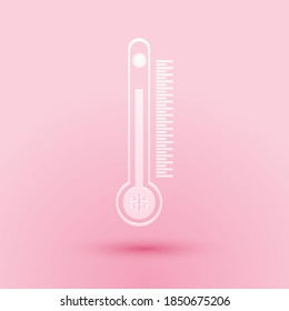 Termómetro de corte de papel con escala que mide el calor y el frío, con icono de sol y copo de nieve aislado en fondo rosado. Estilo de arte de papel. Vector.