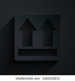 Cortado de papel Icono de este lado aislado en fondo negro. Dos flechas que indican la parte superior del embalaje. Carga manipulada. Estilo de arte de papel. Ilustración vectorial