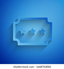 Icono del billete cortado en papel aislado en fondo azul. Parque de atracciones. Estilo de arte de papel. Ilustración vectorial