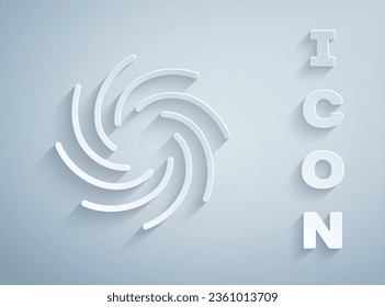 Icono de corte de papel de Tornado aislado en fondo gris. Ciclón, torbellino, embudo de tormenta, viento de huracán o icono del clima tormentoso. Estilo de arte de papel. Vector