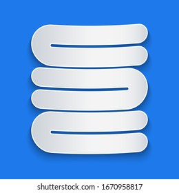 Icono de pila de toallas de papel aislado en fondo azul. Estilo de arte de papel. Ilustración vectorial