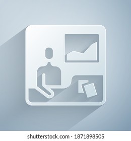 Recorte de papel Icono de cursos de negociación aislados en fondo gris. Gestión de las finanzas de aprendizaje a distancia, compra y venta de activos en los mercados de valores. Estilo de arte de papel. Vector