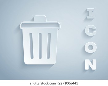 Corte de papel La basura puede aislar el icono en el fondo gris. Signo de basurero. Icono de la canasta de reciclaje. Icono de papelera. Estilo de arte de papel. Vector