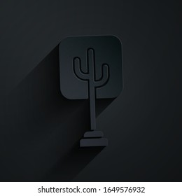 Icono de árbol de corte de papel aislado en fondo negro. Símbolo de bosque. Estilo de arte de papel.  Ilustración vectorial