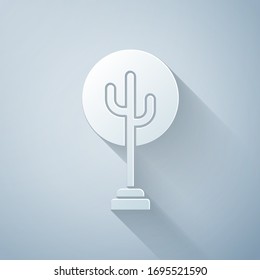 Icono de árbol de corte de papel aislado en fondo gris. Símbolo de bosque. Estilo de arte de papel. Ilustración vectorial