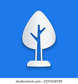 Icono de árbol de corte de papel aislado en fondo azul. Símbolo de bosque. Estilo de arte de papel. Vector