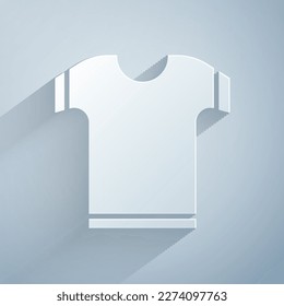 Icono de camiseta cortada con papel aislado en fondo gris. Estilo de arte de papel. Ilustración vectorial