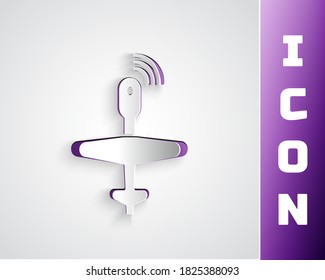 Icono de drones UAV cortado en papel aislado en fondo gris. Espía de aviones militares no tripulados. Estilo de arte de papel. Ilustración vectorial