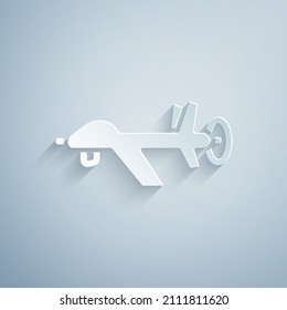 Papier geschnitten UAV Drone Symbol einzeln auf grauem Hintergrund. Militärischer unbemannter Flugzeugspion. Kunststil aus Papier. Vektorgrafik