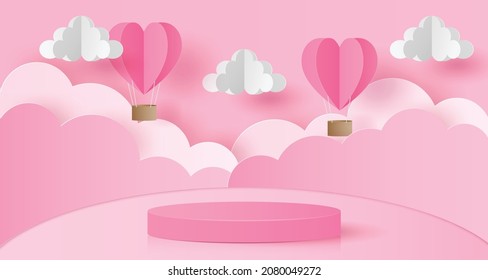 Papierschnitt auf Valentinstag-Hintergrund mit rosafarbenem Zylinderpodest, Heißluftballons und Wolken für die Produktpräsentation, Poster, Grußkarte