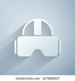 Cortado de papel Icono virtual de gafas de realidad aislado en fondo gris. Máscara 3d vr esteoscópica. Estilo de arte de papel.  Ilustración vectorial