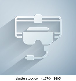 Recorte de papel Icono de gafas de realidad virtual aislado en fondo gris. Máscara de vr 3d esterooscópica. Estilo de arte de papel. Vector