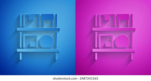 Interior del almacén con cajas en el icono de los estantes aislados en el fondo azul y púrpura. Logística, carga, paquetería, servicio postal. Estilo de arte de papel. Vector