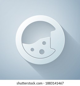 Icono del lavaparabrisas de corte de papel aislado en fondo gris. Icono de lavadora. Lavadora de ropa - lavadora. Símbolo del dispositivo residencial. Estilo de arte de papel. Vector