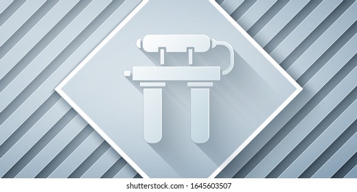 Icono de filtro de agua de corte de papel aislado en fondo gris. Sistema de filtración de agua. Sistema de osmosis inversa. Estilo de arte de papel.  Ilustración vectorial