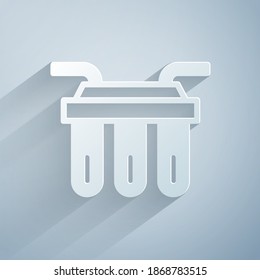 Papierschnitt Wasserfilter-Symbol einzeln auf grauem Hintergrund. System zur Filtration von Wasser. Reverse-Osmose-System. Kunststil aus Papier. Vektorgrafik