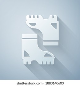 Recorte de papel Icono de funda de goma impermeable aislado en fondo gris. Botas para el tiempo lluvioso, pesca, jardinería. Estilo de arte de papel. Vector