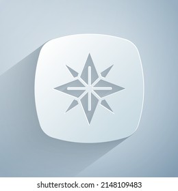 Recorte de papel Icono de rosa eólica aislado en fondo gris. Icono de brújula para viajar. Diseño de navegación. Estilo de arte de papel. Vector