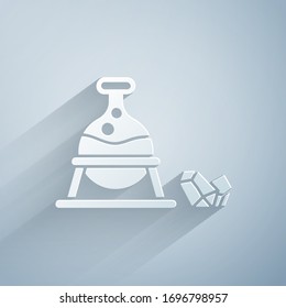 Cortado de papel Caldera de bruja e icono de piedra mágica aislado en fondo gris. Estilo de arte de papel. Ilustración vectorial