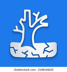 Recorte de papel Icono de árbol con aguja aislado en fondo azul. Árbol desnudo. Silhouette de árbol muerto. Estilo de arte de papel. Vector