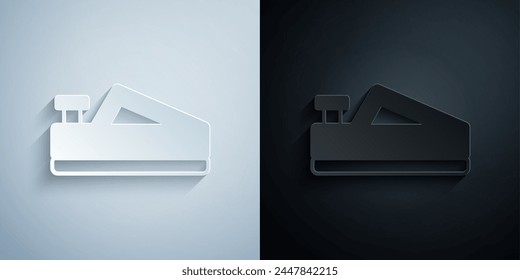 Papier geschnitten Holz Ebene Werkzeug für Holzarbeiter handgefertigte Ikone isoliert auf grauem und schwarzem Hintergrund. Verbindungsebene. Papierkunststil. Vektorgrafik