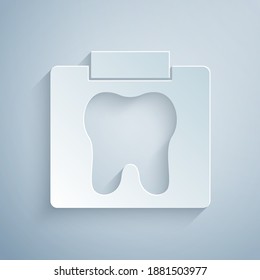 Rayo X de corte de papel del icono dental aislado en el fondo gris. Radiografía dental. Imagen radiológica. Estilo de arte de papel. Vector.