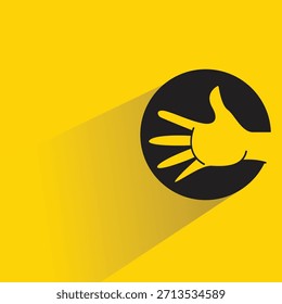 Símbolo de gesto de mano de papel con sombra sobre fondo amarillo