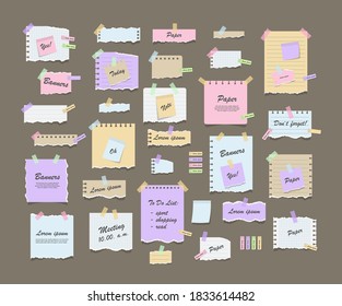 Notas de papel sobre pegatinas. Láminas rotas de cuaderno, sábanas multicolores y trozos de papel roto. Publicaciones en papel pegajoso de recordatorio de reuniones, para hacer listas y avisos de oficina o notas de la junta de información.