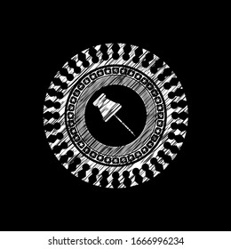 Pin-Symbol in der Tafel auf schwarzem Hintergrund
