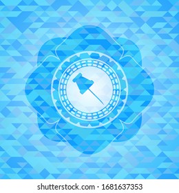icono del pin de papel dentro del emblema azul claro con fondo de mosaico triangular
