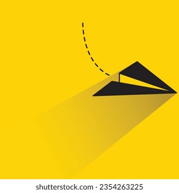 plano de papel con sombra sobre fondo amarillo