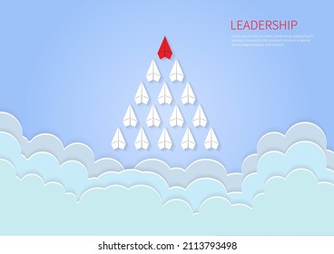Competencia de aviones de papel en la ilustración de fondo del cielo en la nube. Concepto de liderazgo, trabajo en equipo, diferente, competencia, negocios, inicio, gestión, meta, estrategia, idea creativa. EPS10.