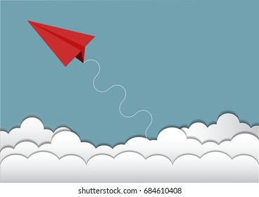 Papierrotes Flugzeug auf den Wolken. Papierkunst