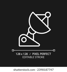 Parabolische Schale Pixel perfekt weißen linearen Symbol für dunkles Thema. Funkfernrohr. Mikrowellenantenne. Kommunikationstechnologie. Dünne Illustration. Einzelnes Symbol für den Nachtmodus. Bearbeitbarer Hub