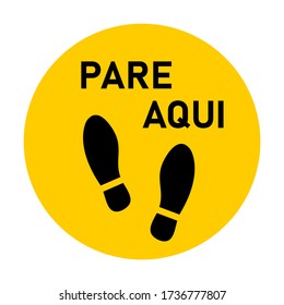 Pare Aqui ("Stopp Here" in portugiesischer Sprache) Aufkleber-Symbol mit Text und Shoeprints für Warteschlange oder andere Zwecke, die soziale Distanzierung erfordern. Vector Image.