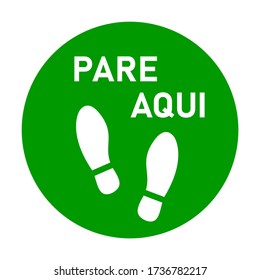 Pare Aqui ("Stopp Here" in portugiesischer Sprache) Aufkleber-Symbol mit Text und Shoeprints für Warteschlange oder andere Zwecke, die soziale Distanzierung erfordern. Vector Image.