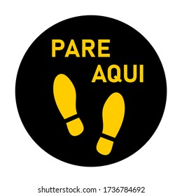 Pare Aqui ("Stopp Here" in portugiesischer Sprache) Aufkleber-Symbol mit Text und Shoeprints für Warteschlange oder andere Zwecke, die soziale Distanzierung erfordern. Vector Image.