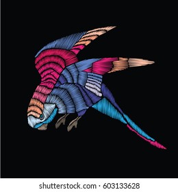 Borde de loro. Pájaro bordado. Elementos decorativos vectoriales para bordados, parches y adhesivos