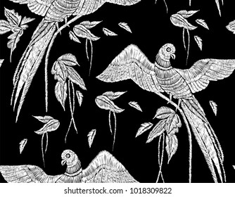 Papageien mit tropischen Blättern nahtlose Hintergrundmuster. Vektorillustration Illustration handgezeichnet. Stickereidesign.