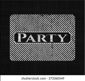 Emblema de tiza de fiesta escrito en una pizarra