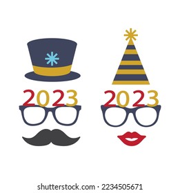 Gafas de fiesta y saludos decorados con un sombrero y estrellas, listos para ser usados en la fiesta de Nochevieja para 2023.